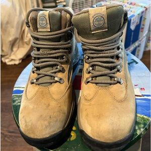 Timberland women’s hiking boots with Goretex. Size 8.5. Beige .